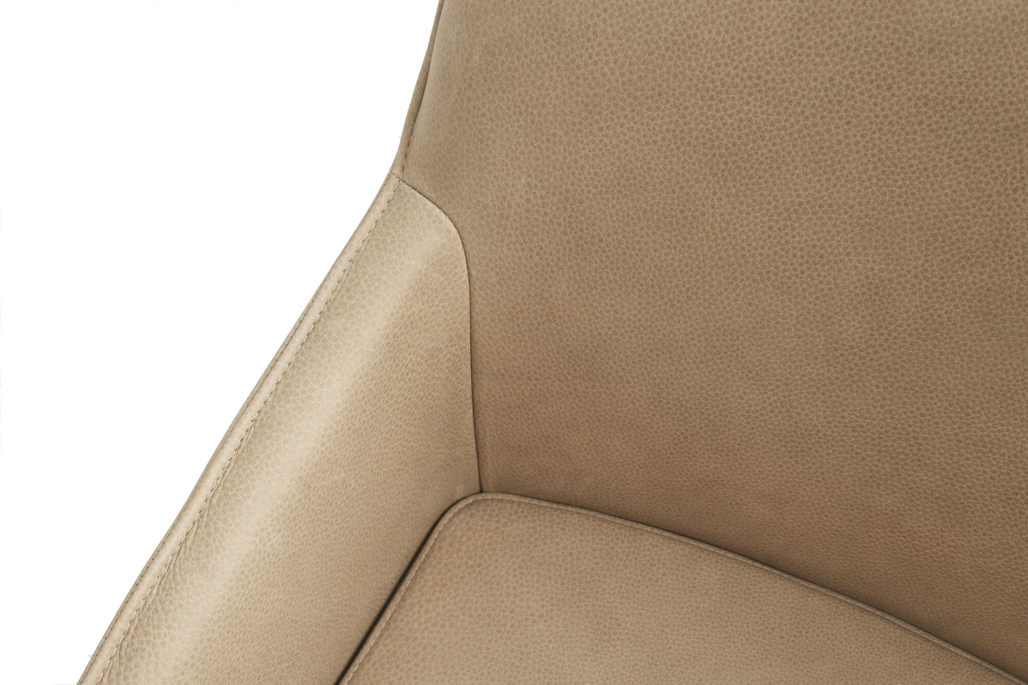 Close-up van beige leer met stiksels op rug, armleuning en zitting