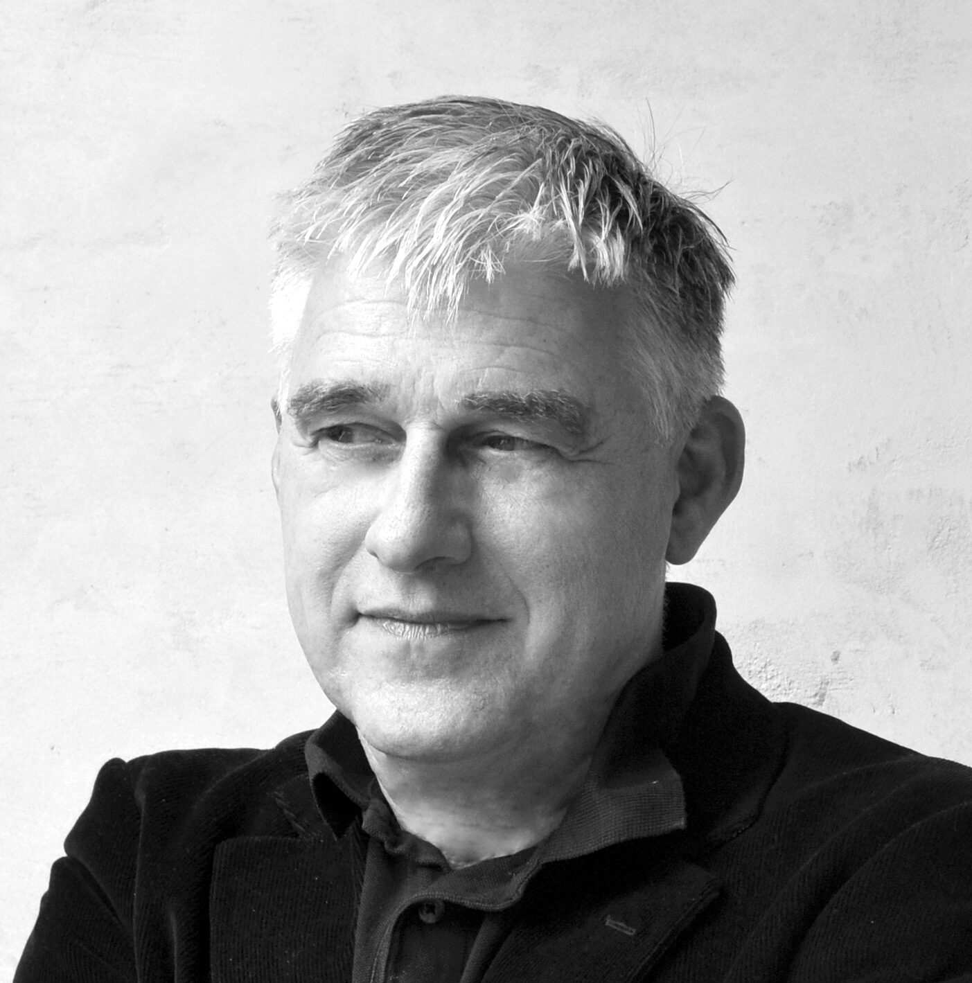 Zwart-witportret van ontwerper Frank Weil