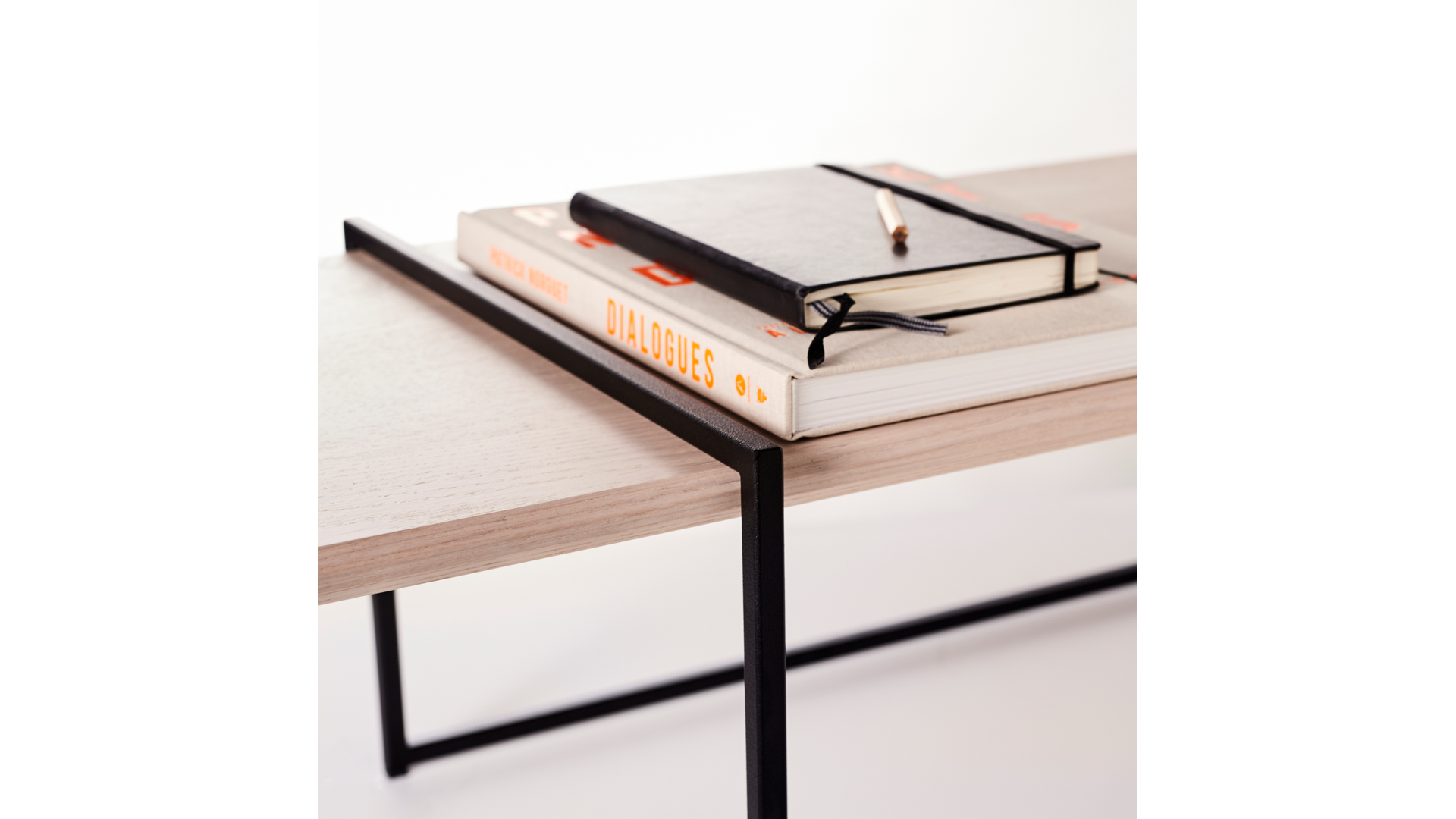Salontafel NOTES in licht eiken met zwart metalen frame